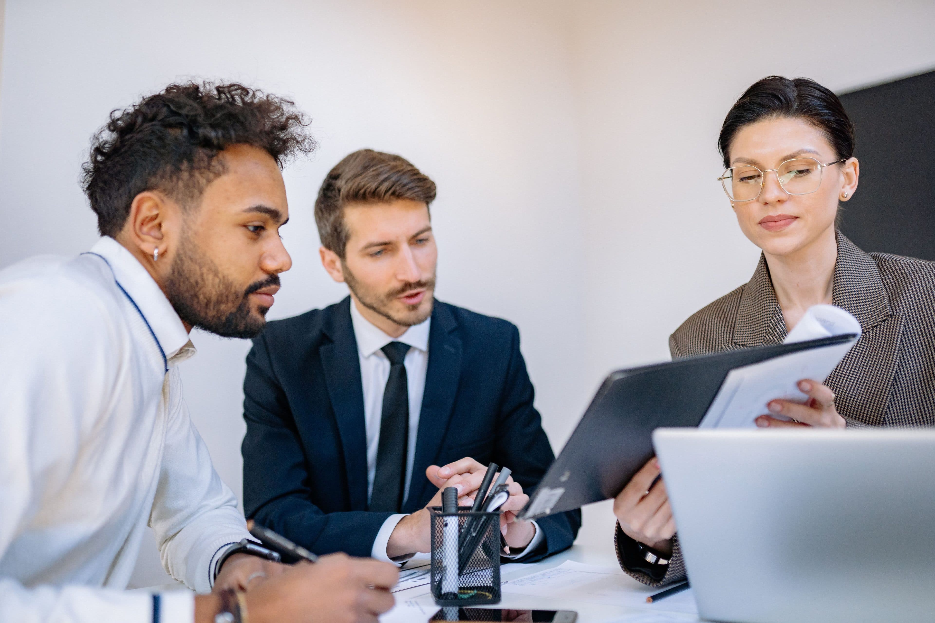 Casemanager bespreekt een verzuimdossier met werkgevers aan tafel