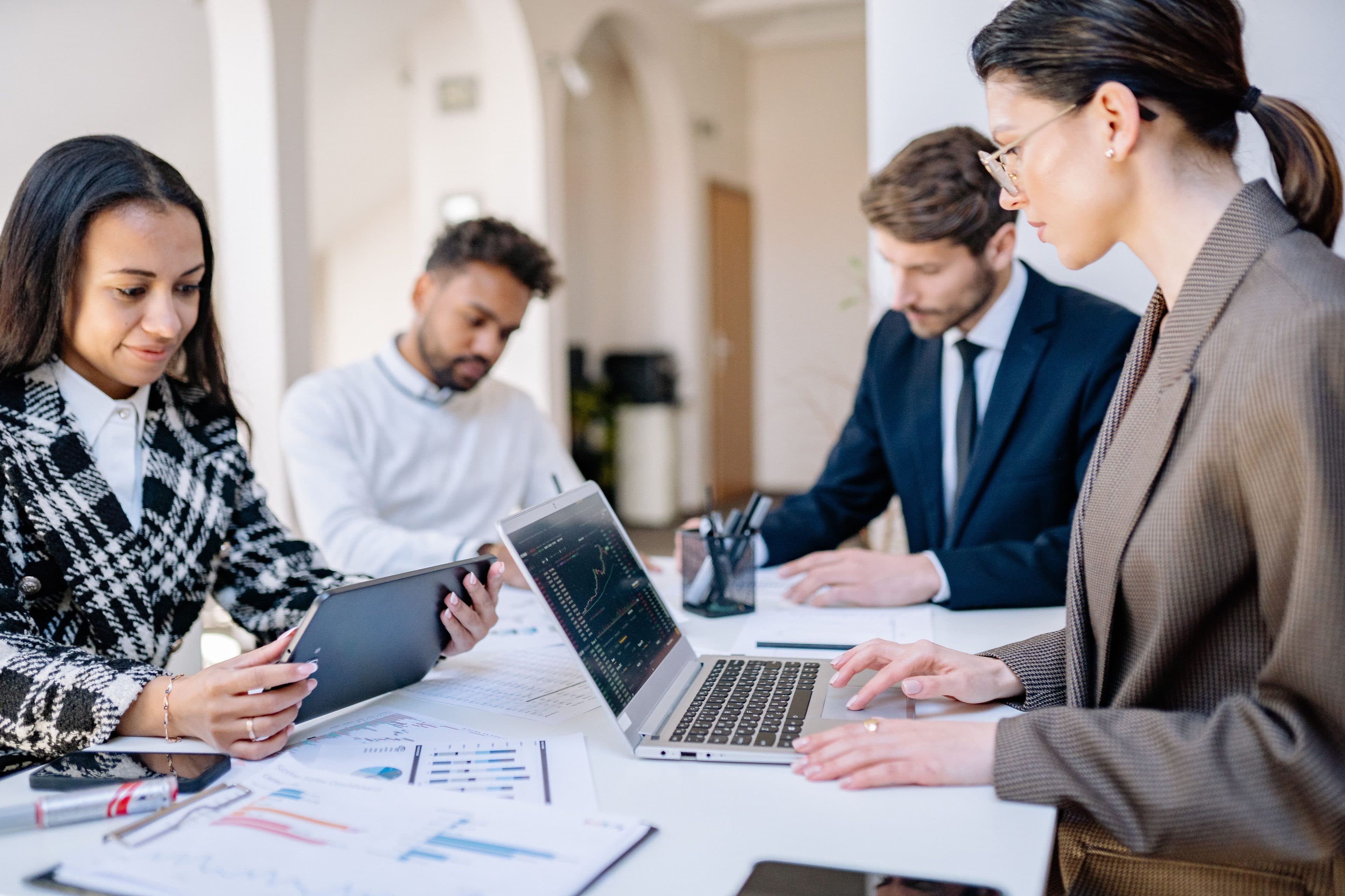 Casemanager in gesprek met een leidinggevende op kantoor